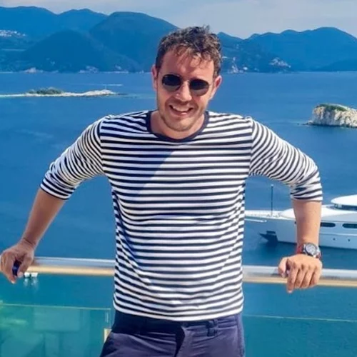 Σπύρος Δημητρίου | Με μελαχρινή καλλονή στο πλευρό του σε γάμο φίλων του