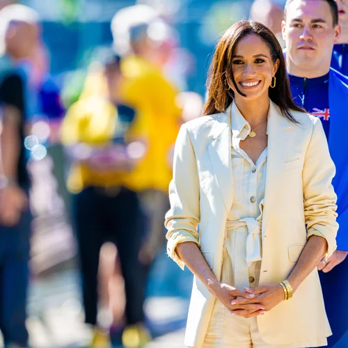 H Meghan Markle φόρεσε το παντελόνι που κολακεύει τη γυναικεία σιλουέτα