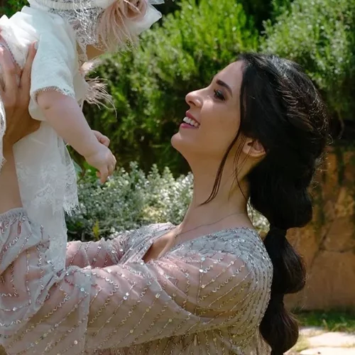 Χτενίσματα για βάφτιση | Το girly και κομψό χτένισμα της συζύγου του Άκη Πετρετζίκη που έκλεψε τις εντυπώσεις