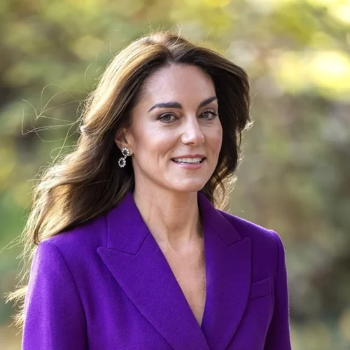 Kate Middleton | Φόρεσε το αγαπημένο πανωφόρι των Γαλλίδων fashionistas στο πιο διακριτικό festive χρώμα