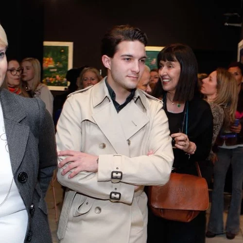 Νατάσα Παζαΐτη | Με τον γιο της, Αλέξανδρο σε έκθεση ζωγραφικής - Κομψοί μητέρα και γιος