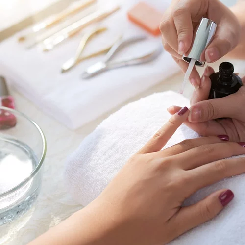 Το μόνο χρώμα που αξίζει να ζητήσεις στο επόμενο ραντεβού σου για μανικιούρ