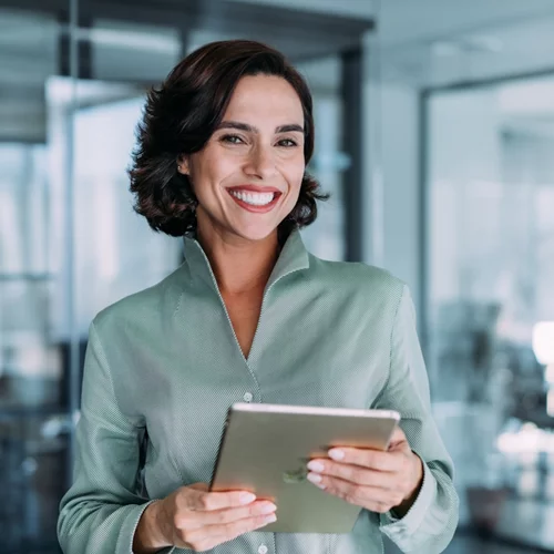 Παραγωγική, περήφανη, αισιόδοξη | 10 γνωρίσματα που κάθε ισχυρή γυναίκα έχει