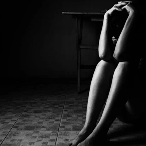 Συγκλονίζει γυναίκα που την βίαζε ο πατέρας της από τα 7 της - "Μου έλεγε ότι οι μπαμπάδες το κάνουν αυτό στα κοριτσάκια τους"