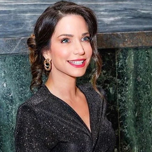 Η Κατερίνα Γερονικολού με βελούδινο μαύρο φόρεμα σε θεατρική πρεμιέρα