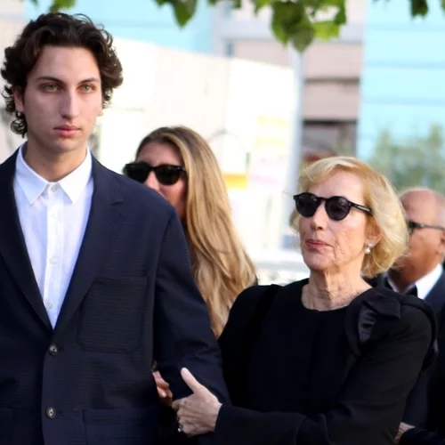 Η Ελλάδα αποχαιρετά τον αγαπημένο της, Διονύση Σαββόπουλο | Όλοι όσοι βρέθηκαν στην κηδεία του