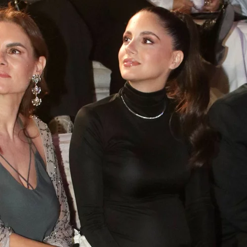 Pregnancy Chic | Η Αλεξάνδρα Νίκα με μαύρο εφαρμοστό φόρεμα στη συναυλία του Κωνσταντίνου Αργυρού στο Ηρώδειο