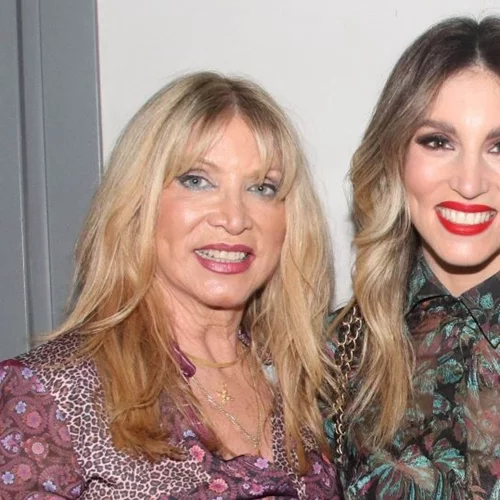 Η Αθηνά Οικονομάκου με τα παιδιά της στο πατρικό της σπίτι - Η επιβλητική θέα