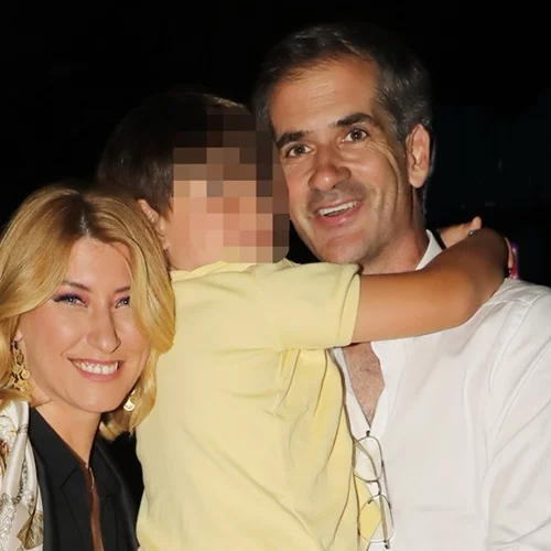 Θεατρική βραδιά για τη Σία Κοσιώνη και τον Κώστα Μπακογιάννη – Αγκαλιά ο γιος τους