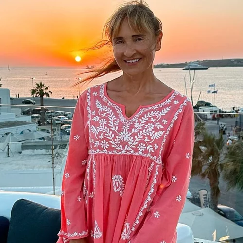 Μάρα Ζαχαρέα | Το καλοκαιρινό every day look της με εμπριμέ αέρινο φόρεμα και flat εσπαντρίγιες