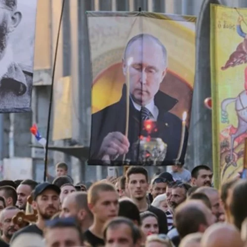 Σερβία | Λιτανεία στους δρόμους κατά του EuroPride με σταυρούς, εικόνες και φωτογραφίες του Putin