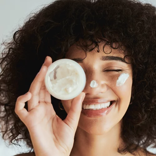 5 χρήσιμες beauty συνήθειες που πρέπει να βάλεις στη ζωή σου από τα 20s σου για διαχρονική λάμψη και σφριγηλότητα