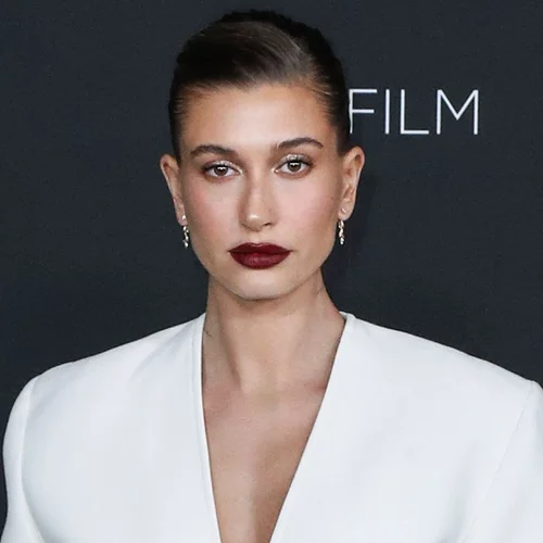 Hailey Bieber | 5 σκούρα κραγιόν για να αντιγράψεις τα "vampy lips" του μοντέλου