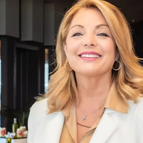 Άντζελα Γκερέκου | Με την κόρη της στο αεροδρόμιο - Η εμφάνιση χωρίς μακιγιάζ