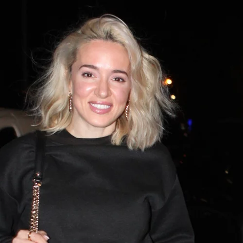 Η Καλομοίρα επέστρεψε στην Ελλάδα με ανανεωμένο στιλ | Το casual look της στις πρόβες για το Madwalk