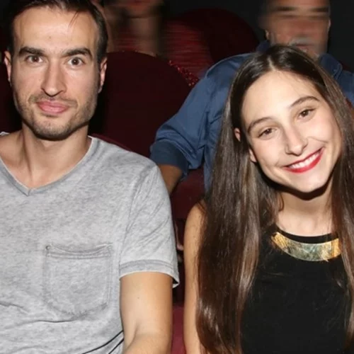 Έτοιμοι να ανέβουν τα σκαλιά της εκκλησίας η Φωτεινή Αθερίδου και ο Κωνσταντίνος Μαγκλάρας