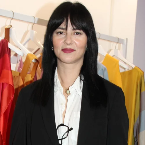 Η Ζενεβιέβ Μαζαρί φόρεσε το πιο κολακευτικό μαύρο ολόσωμο μαγιό