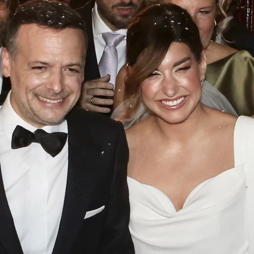 Γάμος Χάρη Δούκα – Γεωργίας Πολυτάνου | Το αριστοκρατικό νυφικό, το κομψό μακιγιάζ και η ιδιαίτερη ανθοδέσμη