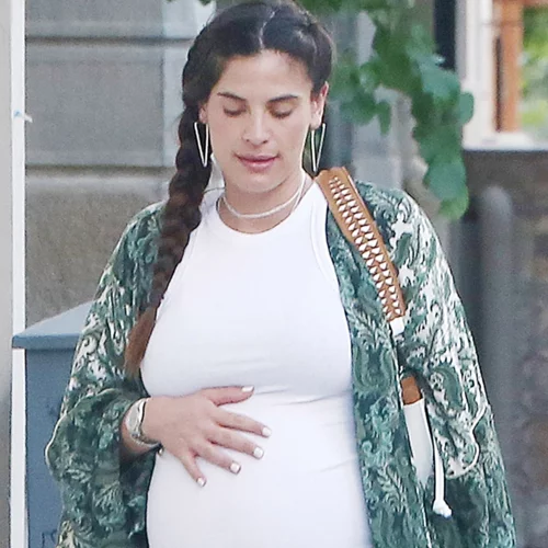 Έγκυος με καύσωνα | 4 celebrities σου δείχνουν πώς να ντυθείς κομψά στις υψηλές θερμοκρασίες