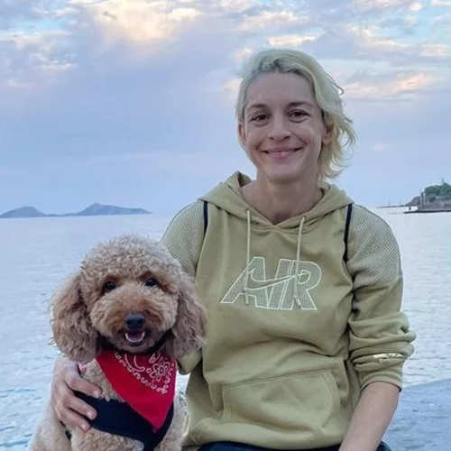 Η Γιούλικα Σκαφιδά φωτογραφίζει τον Άγγελό της στο υπνοδωμάτιό του | Τα γήινα χρώματα που έχει επιλέξει