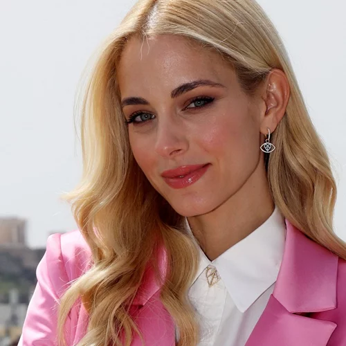 Πώς θα φορέσεις τη μίνι φούστα στο γραφείο σύμφωνα με τη Δούκισσα Νομικού