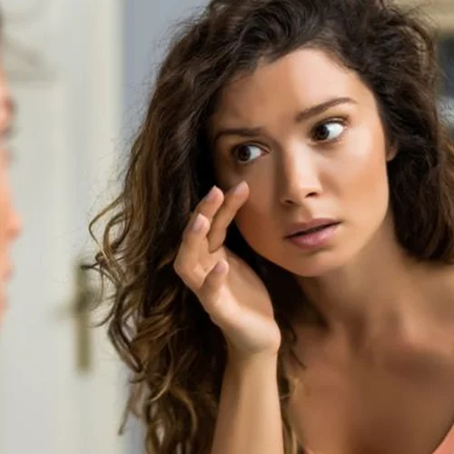 Πώς επηρεάζει η περίοδος το δέρμα μας κάθε μήνα