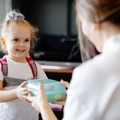Γιατί οι μαμάδες κουραζόμαστε τόσο πολύ όταν ετοιμάζουμε τα ταπεράκια για το σχολείο; Νέα έρευνα αποκαλύπτει τους λόγους