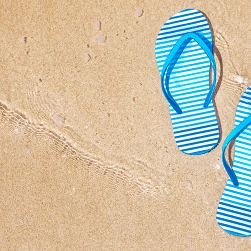 10 ζευγάρια σαγιονάρες για την παραλία για να διαλέξεις τις αγαπημένες σου