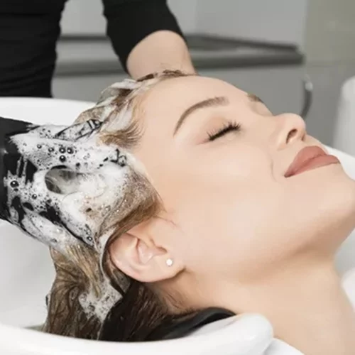 Προσοχή στο κομμωτήριο | Τι είναι το "εγκεφαλικό του κομμωτηρίου" που μπορεί να γίνει πολύ επικίνδυνο;