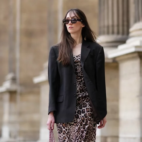 Αυτό το leopard φόρεμα από τη Mango είναι το ιδανικό statement κομμάτι για να υποδεχθείς το 2025 με στιλ