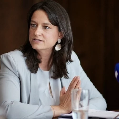 Νίκη Κεραμέως | Νέο πρόγραμμα απασχόλησης για 10.000 άνεργες μητέρες