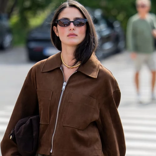 Η καφέ suede τσάντα από τη Stradivarius που θα σε ρωτούν όλοι από που αγόρασες κοστίζει λιγότερο από 20 ευρώ