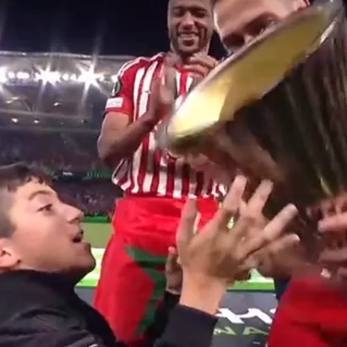 "Είμαι ο Γιάννης όλων των ομάδων": Ο μικρός Γιαννάκης στον τελικό του Conference League δίδαξε σε όλους ότι ο αθλητισμός είναι συναισθήματα