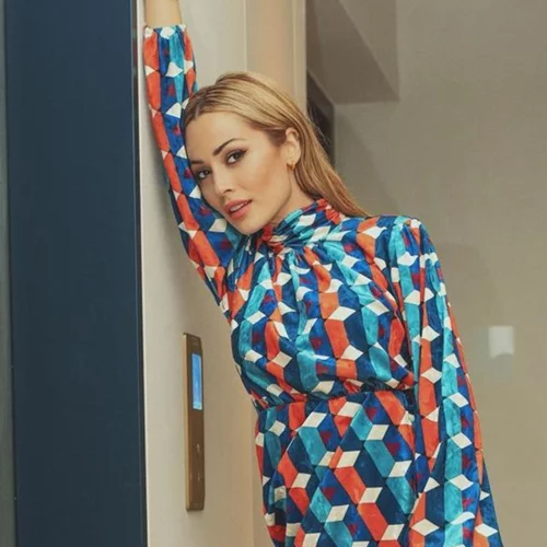 Πώς η Ελένη Βουλγαράκη δημιούργησε ένα cool & casual look με ένα ζευγάρι παπούτσια