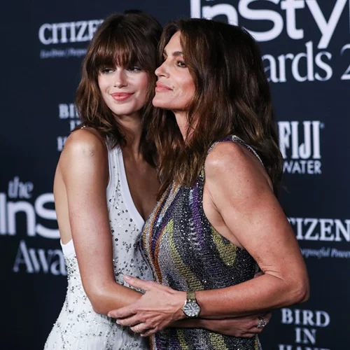 Kaia Gerber | Ποζάρει με το cropped Ralph Lauren πουλόβερ που είχε φορέσει η Cindy Crawford πριν 27 χρόνια