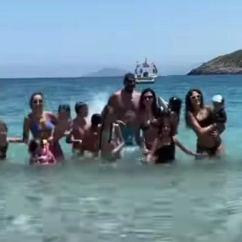 Ολυμπία Χοψονίδου - Βασίλης Σπανούλης | Για μπάνιο με τα έξι παιδιά τους