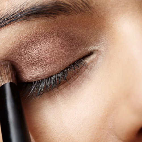 Έχεις καστανά μάτια; Δες ποια είναι τα χρώματα σκιών που σου ταιριάζουν άψογα