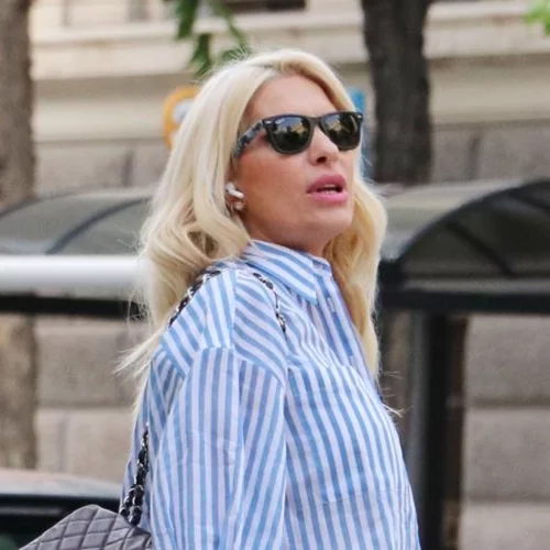 Ελένη Μενεγάκη | Το ανοιξιάτικο top με το οποίο αναβάθμισε ένα λευκό κοστούμι