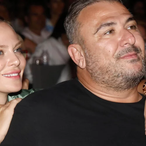 Υβόννη Μπόσνιακ | Μας δείχνει την εξάχρονη κόρη της, Ελένη, να παίζει πιάνο
