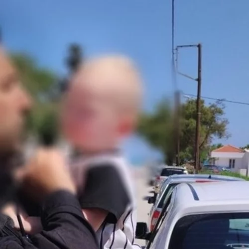Συγκλονιστική εικόνα | Ο αστυνομικός της ΔΙΑΣ κρατά στην αγκαλιά του το μωρό που απεγκλώβισε από αυτοκίνητο στη Ζάκυνθο