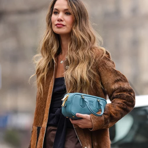 Πώς θα φορέσεις το καφέ παντελόνι την άνοιξη