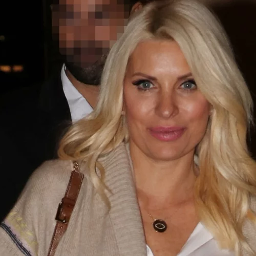 Η Ελένη Μενεγάκη φωτογραφίζεται με θέα το τοπίο της Άνδρου