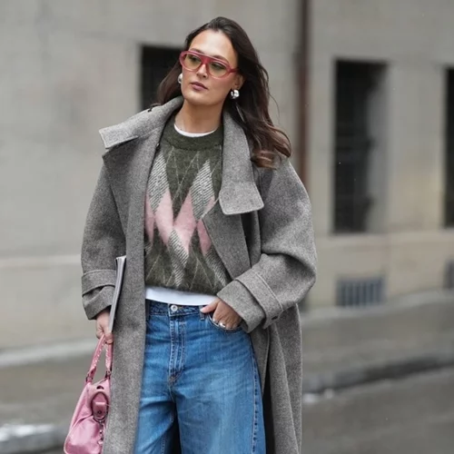 Λευκό t-shirt κάτω από το πουλόβερ | Ένα στιλιστικό trick που ξεκινά τον 17ο αιώνα