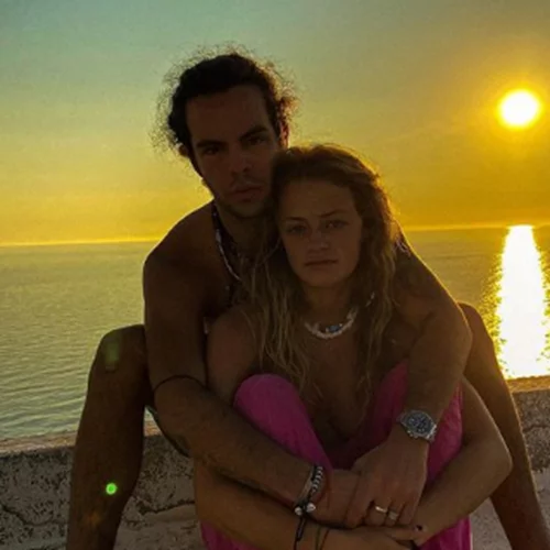 Άγγελος Λάτσιος - Γαία Μερκούρη | Δημόσιες αγκαλιές στο κέντρο της πόλης (vid)