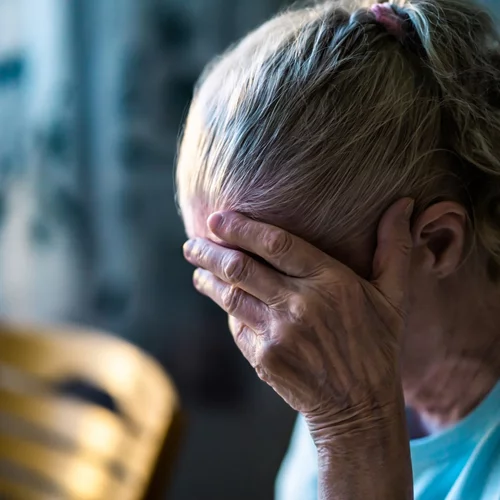 Εφιάλτης για ζευγάρι ηλικιωμένων στον Βόλο | Τους έδερνε η κόρη τους για να πάρει τη δόση της