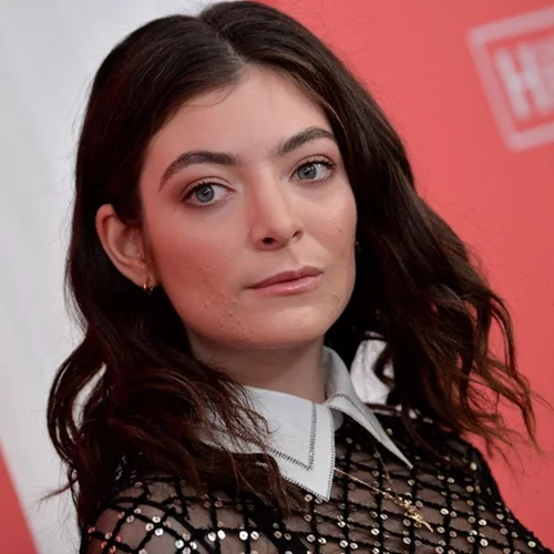 H Lorde έκανε τα μαλλιά της κασκόλ για το κόκκινο χαλί