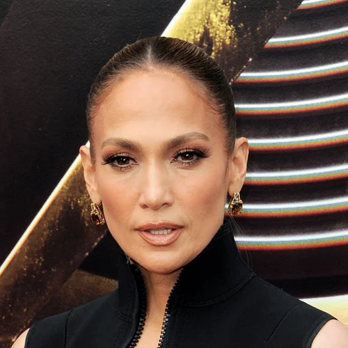 Η τεχνική μακιγιάζ για φυσική λάμψη και νεανική όψη στο δέρμα που κάνουν τώρα όλες οι celebrities