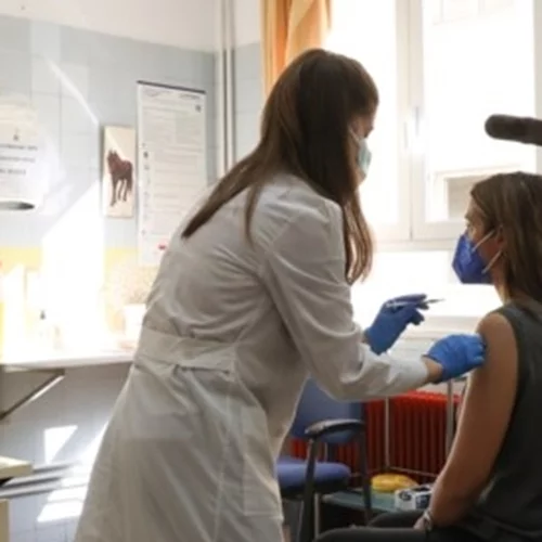 Πέντε ερωτήσεις και απαντήσεις για τα νέα εμβόλια - Ποιοι και πότε θα κάνουν την επόμενη δόση