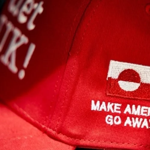 Make America Go Away | Ξεπούλησε το κόκκινο καπελάκι του μπέιζμπολ που χλευάζει το σλόγκαν του Τrump