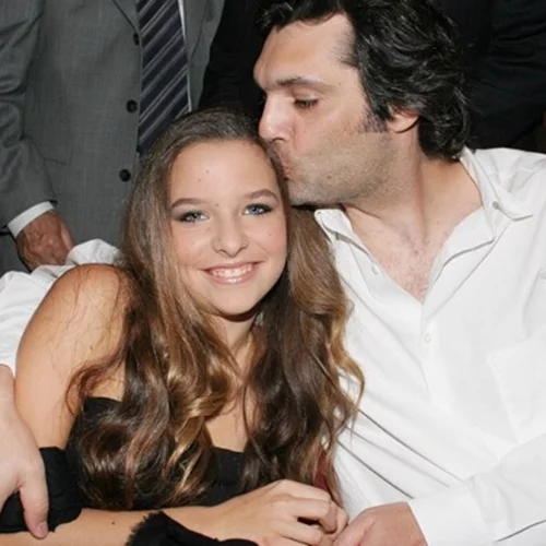 17 χρόνια πριν | Εριέττα Κούρκουλου και Άλκις Κούρκουλος-Η τρυφερή αγκαλιά της 14χρονης Εριέττας με τον μεγάλο της αδερφό, Άλκη